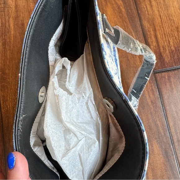 NWT Danielle Nicole Tarah Tote Bag with Side Zipper Expansion - Picture 4 of 8